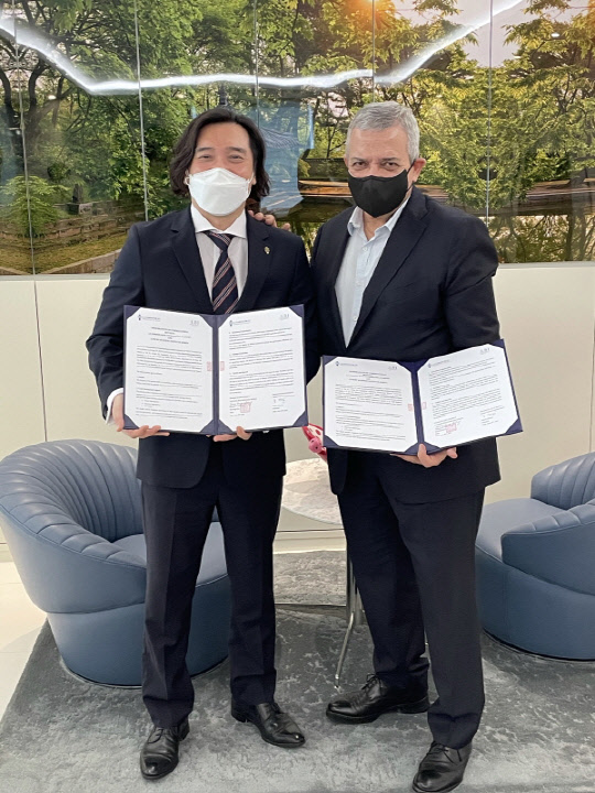 사진= 홍일영 르 꼬르동 블루-숙명 아카데미 총지배인(좌)과 다니엘 메이란 LBI 코리아 대표(우)가 학생들의 진로 코칭과 경력 개발 지원을 위한 MOU를 체결했다. (LBI코리아. 제공)